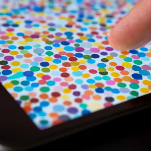 Dit zijn de stippen van Damien Hirst op een telefoon